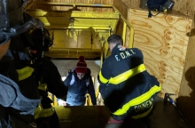 πυροσβεστες απεγκλωβιζουν κοσμο απο μετρο