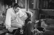 σκηνη απο  ταινια, ανδρας και γυναικα κοιταζονται