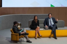 Ο δημοσιογράφος Νίκος Ευσταθίου, η Γενική Διευθύντρια της Google για τη ΝΑ Ευρώπη, Πέγκυ Αντωνάκου, και ο Κυριάκος Πιερρακάκης, Υπουργός Παιδείας