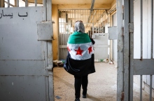 ανδρας κραταει σημαια