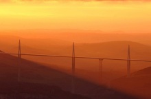 Η γέφυρα MillaΗ γέφυρα Millau, η ψηλότερη στον κόσμο, εγκαινιάζεται σαν σήμερα πριν 20 χρόνια u, η ψηλότερη στον κόσμο, εγκαινιάζεται σαν σήμερα πριν 20 χρόνια 