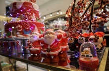 Βιτρίνα με χριστουγεννιάτικα στολίδια