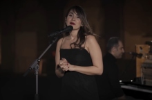 Γυναίκα τραγουδαει