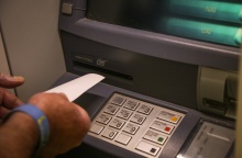 Ποιοι θα δουν χρήματα στον λογαριασμό τους από ΕΦΚΑ και ΔΥΠΑ την ερχόμενη εβδομάδα