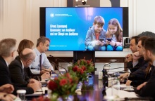 Το σχέδιο της κυβέρνησης για τα social media και τους ανήλικους - Τι συζητήθηκε στο Μαξίμου