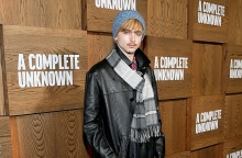 Ο Τιμοτέ Σαλαμέ αναδημιουργεί το εμβληματικό λουκ του Μπομπ Ντίλαν με ξανθά μαλλιά στην πρεμιέρα του «A Complete Unknown» στη Νέα Υόρκη