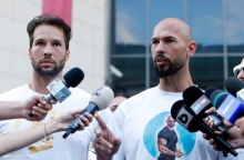 O Άντριου Τέιτ (δεξιά) και ο αδερφός του Τρίσταν