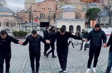 Κρητικοί χόρεψαν συρτό έξω από την Αγιά Σοφία