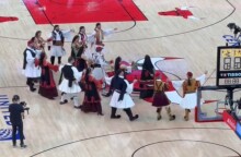 NBA: Με παραδοσιακούς χορούς γιόρτασαν τη Βραδιά Ελληνικής Κληρονομιάς στο Σικάγο
