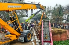 συνεργεία διάσωσης, συντριμμια λεωφορειου, περαστικοι