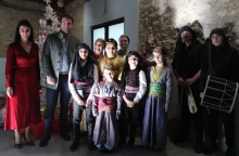 Ο Στέφανος Κασσελάκης με ποντιακη χορωδία