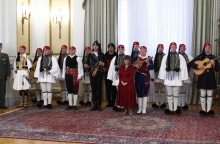 Η Κ. Σακελλαροπούλου με την μπάντα των Ενόπλων Δυνάμεων