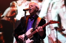 κιθαριστας στη σκηνη