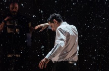 Η παράσταση στο ΚΘΒΕ που μας ταξιδεύει στην ψυχή του Μανώλη Χιώτη