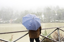ανδρας κραταει ομπρελα, βροχη, χιονι