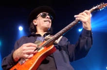 Ο κιθαρίστας Κάρλος Σαντάνα πάνω στη σκηνή