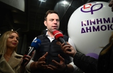 Ο Στέφανος Κασσελάκης, δημοσιογραφοι, μικρόφωνα, μπαλονια