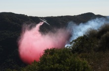 Ποια είναι η ροζ σκόνη που χρησιμοποιείται για την καταπολέμηση των πυρκαγιών στην Καλιφόρνια;