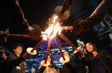 διαδηλωτες κρατουν πυρσους