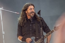 Ντέιβ Γκρολ: Ο τραγουδιστής των Foo Fighters μαγείρεψε για τους πυρόπληκτους στο Λος Άντζελες