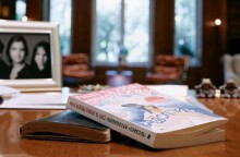 Μητσοτάκης για το βιβλίο του Δ. Σαββόπουλου: Δυσκολεύομαι να το αφήσω από τα χέρια μου