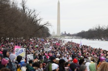 Χιλιάδες διαδηλωτές στους δρόμους της Ουάσινγκτον κατά του Ντόναλντ Τραμπ