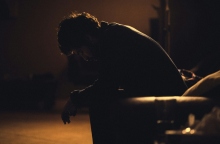 ανδρας καθεται σκημενος σε παγκακι