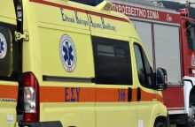 Ασθενοφόρο του ΕΚΑΒ και πίσω του όχημα της Πυροσβεστικής