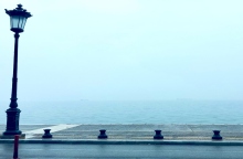 παραλία θεσσαλονίκης με ομίχλη