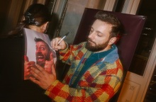 Ο Ηλίας Μουλάς πρωταγωνιστεί στο Merde! που κάνει πρεμιέρα στις 24 Ιανουαρίου στο Δημοτικό Θέατρο Πειραιά