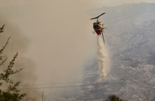 ελικοπτερο πυροσβεστικης ριχνει νερο