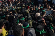 Πλήθος κόσμου κατά την απελευθέρωση ομήρων, στο πλαίσιο συμφωνίας μεταξύ Χαμάς - Ισραήλ