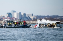 συντριμμια απο πτωση αεροπλάνου, θαλασσα, σωστικη βαρκα
