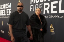 Το ψιθύρισμα του Κάνιε Γουέστ στην Μπιάνκα Σενσόρι στο κόκκινο χαλί των Grammy