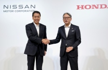 Ο CEO της Nissan Makoto Uchida με τον CEO της Honda, Toshihiro Mibe