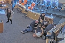 δικαστηριο, κοσμος παλευει