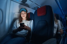 Να γιατί δεν πρέπει να σταυρώνετε τα πόδια σας στο αεροπλάνο