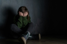 κοριτσι καθεται, κλαιει