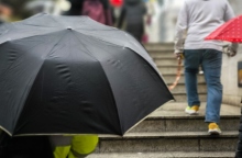 κοσμος με ομπρελες 