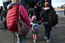 επιβατες μπαινουν σε πλοιο, λιμανι