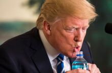 Nτόναλντ Τραμπ: Διατάζει επιστροφή στα πλαστικά καλαμάκια