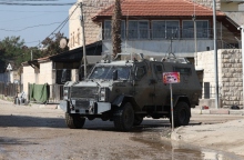 στρατιωτικο οχημα σε πολη