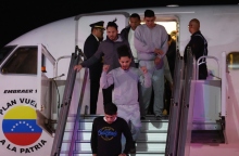 ανθρωποι αποβιβαζονται απο αεροπλανο