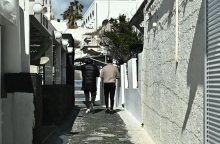 κατοικοι Σαντορινης στα στενά του νησιού