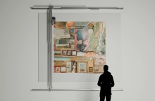 επισκεπτης σε εκθεση κοιταει πινακα