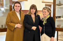 Από αριστερά: Η Υπουργός Πολιτισμού Λίνα Μενδώνη, η Προέδρος της Δημοκρατίας Κατερίνα Σακελλαροπούλου και η Πέγκυ Ζουμπουλάκη 