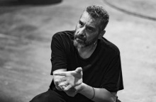 O Γιώργος Σκεύας σκηνοθετεί τη Ράβδο στο θέατρο της Οδού Κυκλάδων