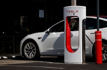 οχημα Tesla φορτιζει μπαταριες