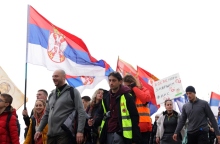 διαδηλωτες, σημαιες