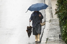 πεζος με ομπρελα σε δρομο, βρχοη